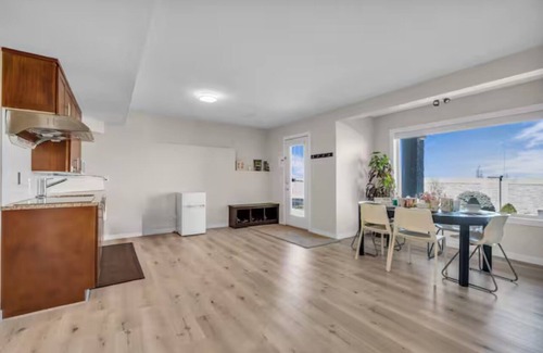 Northwest Calgary Maison | Aurora view with spacious 2BR sweet home near UC