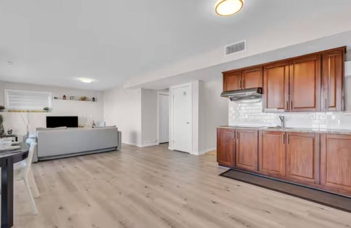 Northwest Calgary Maison | Aurora view with spacious 2BR sweet home near UC