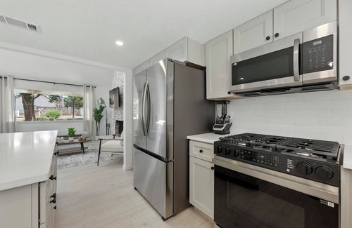 Sunridge South Maison | Austin 3BR/2.5BA Retreat with Backyard. 15 Mins From Downtown Austin