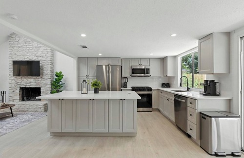 Sunridge South Maison | Austin 3BR/2.5BA Retreat with Backyard. 15 Mins From Downtown Austin