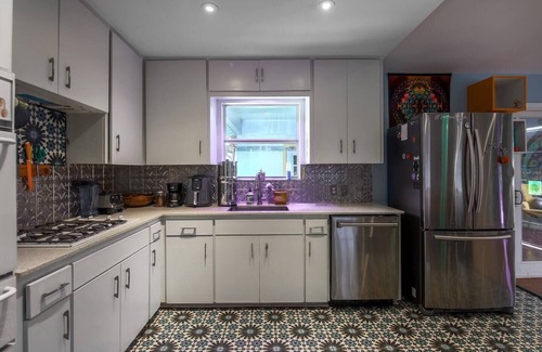 South Manchaca Maison | Austin Art House- Pet Friendly w/ Hot Tub
