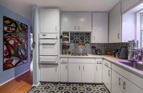 South Manchaca Maison | Austin Art House- Pet Friendly w/ Hot Tub