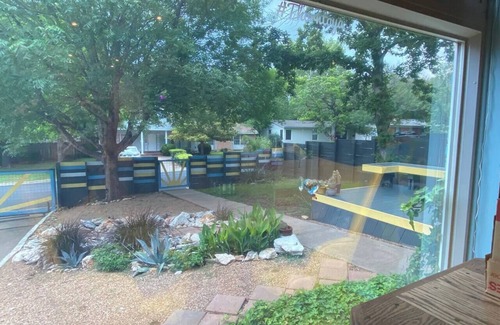 South Manchaca Maison | Austin Art House- Pet Friendly w/ Hot Tub