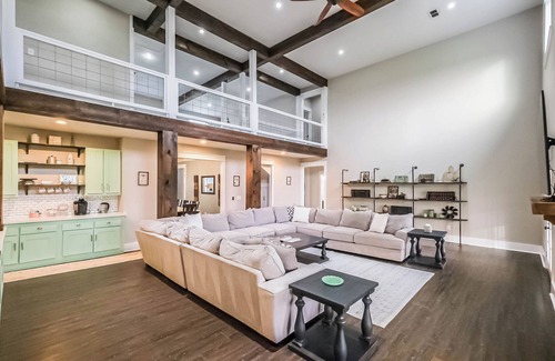 Bellville Maison | Austin Estate - Spacious home sleeps 24 in charming Bellville with a pool.