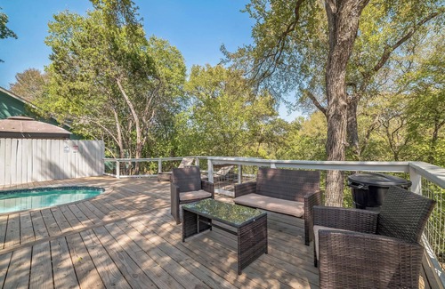 Austin Lake Estates Maison | Vintage 3BR Austin Oasis: Pool +Deck & Jacuzzi