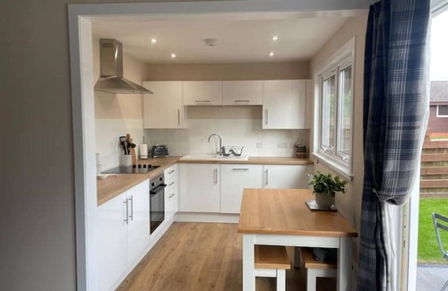 Dumfries Cabine | Austin Lodge 10, Dumfries - With 6 seat Hot tub, private garden, smart TVs
