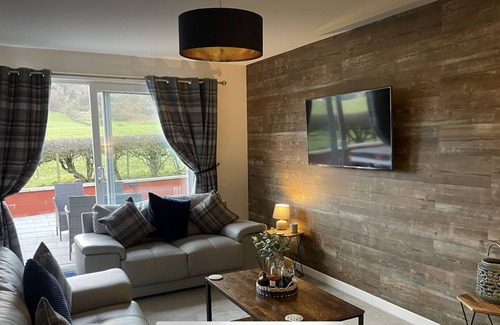 Dumfries Cabine | Austin Lodge 5 - Dumfries, private Hot Tub, Smart TVs, wifi, beautiful views
