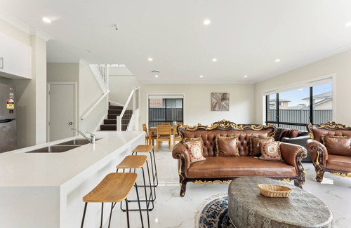 Austral Maison | Austral Spacious large 5 br home with Central AC
