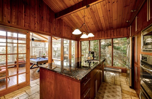 Sainte-Agathe-des-Monts Maison | Authentic Swiss Cabin - 4 BR with Hot Tub and pool table