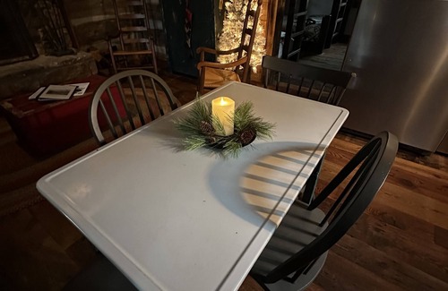 McDowell Cabine | Authentic 1850's log cabin totally renovated
