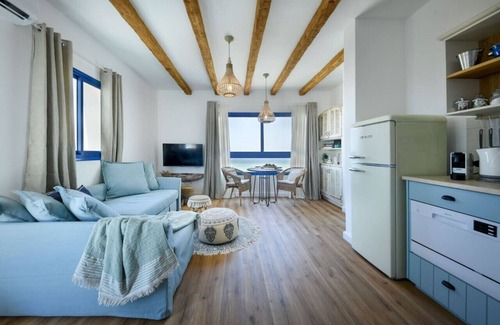Nahariya Appartement | Authentic Beachfront Apartment by Sea N' Rent