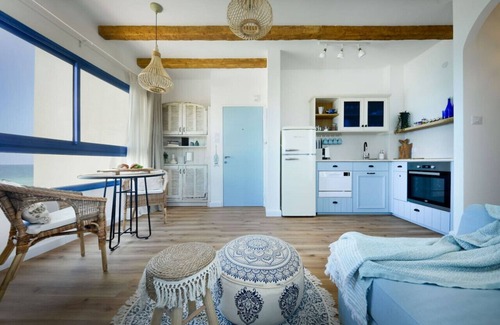 Nahariya Appartement | Authentic Beachfront Apartment by Sea N' Rent