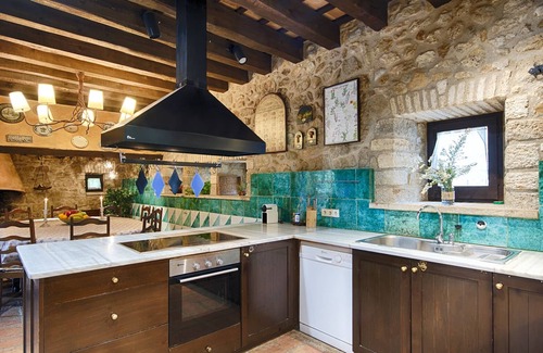 Cornella del Terri Maison | Authentique ferme catalane pour 16 à 24 personnes. Jardin avec piscine, barbecue, ..