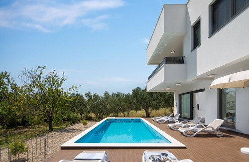 Kastel Stari Villa | Authentic Contemporary Dalmatian Villa with the swimming pool – Villa Diana