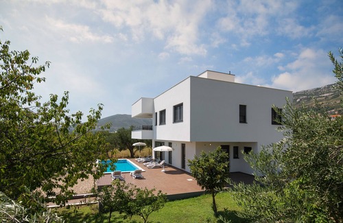 Kastel Stari Villa | Authentic Contemporary Dalmatian Villa with the swimming pool – Villa Diana