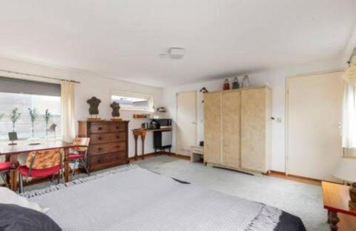 Stadionbuurt Maison | Authentic Dutch Houseboat in Amsterdam Zuid