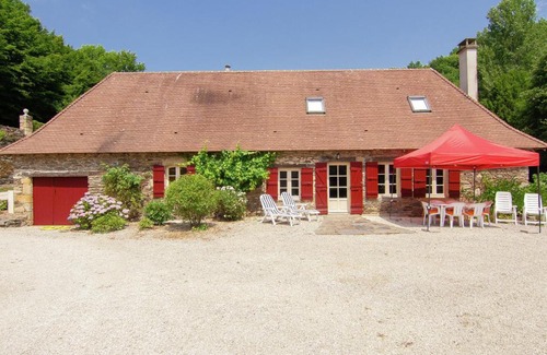 Saint-Medard-d'Excideuil Maison | Authentic farmhouse with heated pool 12x6 close to a river on a beautiful spot