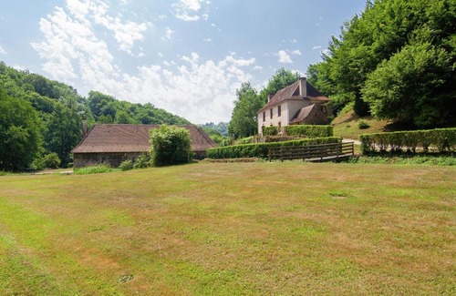 Saint-Medard-d'Excideuil Maison | Authentic farmhouse with heated pool 12x6 close to a river on a beautiful spot