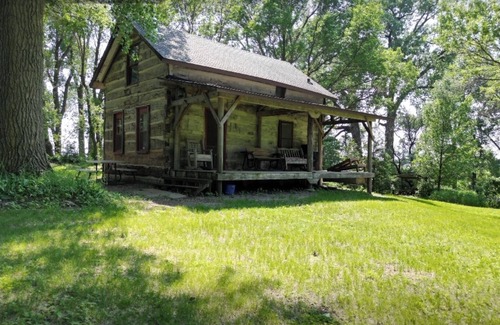 Judson Cabine | Authentic Log Cabin: The Den