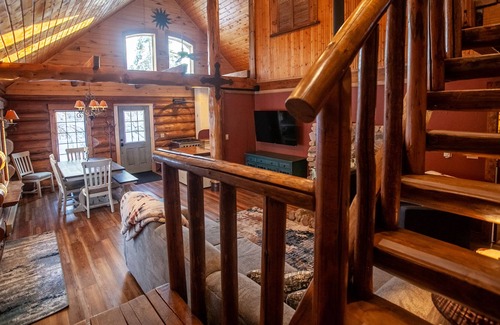 Carlton Cabine | Authentic log cabin with cozy fireplace nestled in the woods