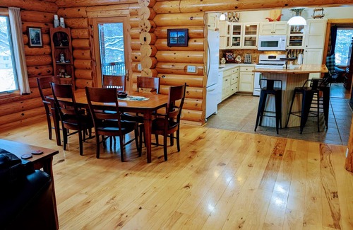 Albert Lea Maison | Happy Days Log Home and garden on Fountain Lake. Toys for all!