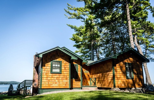 Standish Cottage | Authentique avec des équipements de luxe avec 250 pieds de façade privée de sable sur Sebago