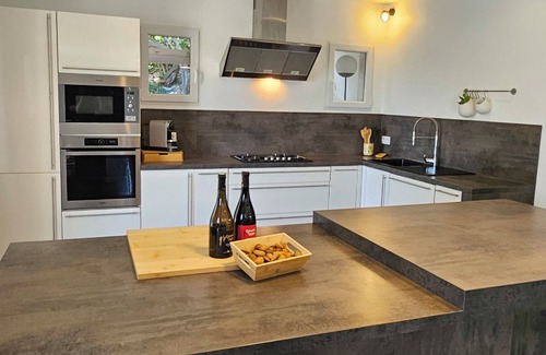 Orgnac-l'Aven Maison | Authentique Bastide en pierre de 200 m² avec piscine chauffée, en Ardèche.