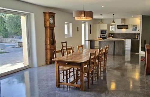 Orgnac-l'Aven Maison | Authentique Bastide en pierre de 200 m² avec piscine chauffée, en Ardèche.