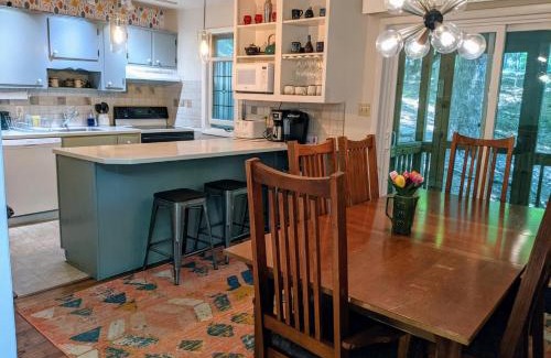 Berkeley Springs Maison | Autumn Wings - Propane Grill, Wifi, Kid Friendly, King Bed, Games, Screen Porch, Pool Access, Hiking