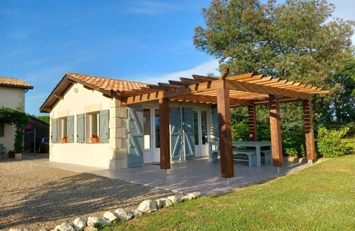 Gontaud Maison | Maison de vacances rurale accueillante pour les familles avec piscine privée et vignoble limitrophe.