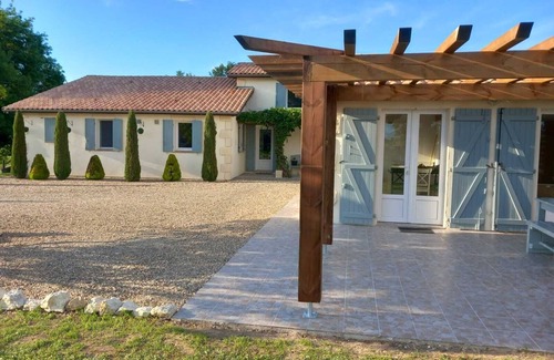 Gontaud Maison | Maison de vacances rurale accueillante pour les familles avec piscine privée et vignoble limitrophe.