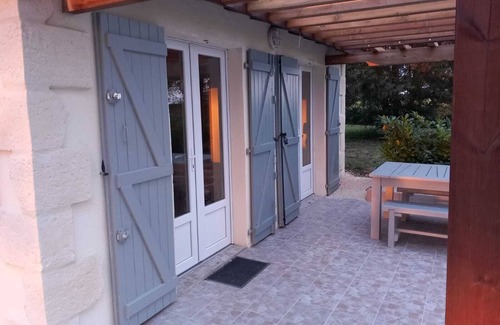 Gontaud Maison | Maison de vacances rurale accueillante pour les familles avec piscine privée et vignoble limitrophe.