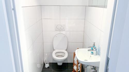 Augsdorf Appartement | Avío, 2 Bedroom, Terrace, private lake Access