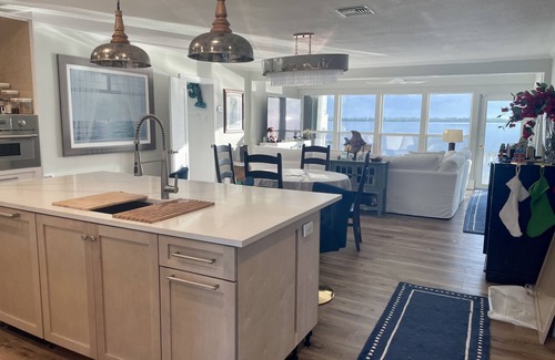 Breezeswept Beach Estates Maison | Avail -Jan Feb 2026 -Keys cottage, oceanfront, dock, private, fenced backyard