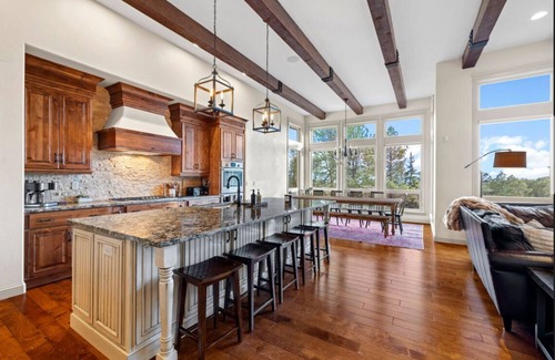 Colorado Springs Maison | Ave Maria House: Secluded Mtn Retreat. Games. Hot tub. Sleeps 25+