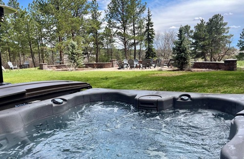 Colorado Springs Maison | Ave Maria House: Secluded Mtn Retreat. Games. Hot tub. Sleeps 25+