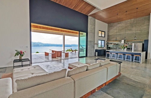 Nuevo Arenal Maison | Ave Paraiso - Quiet lake house with epic view