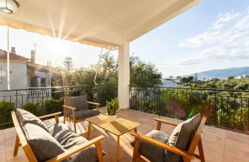 Avia Maison | Avia's Seaside Hideaway with Lush Garden