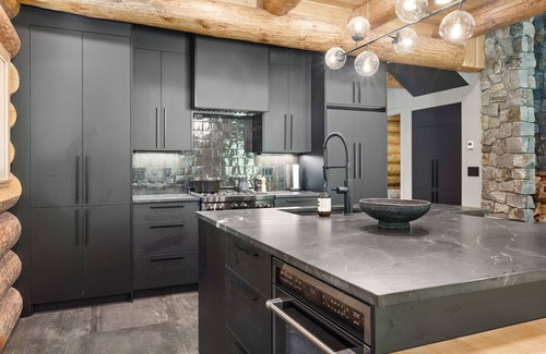 Deming Maison | Avlägsen Chalet: Modern Scandinavian Retreat w/ Hot Tub near Mt. Baker Ski Area