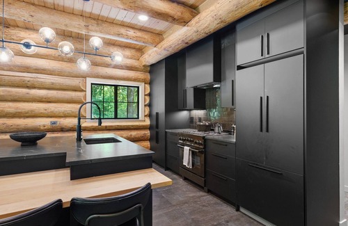 Deming Maison | Avlägsen Chalet: Modern Scandinavian Retreat w/ Hot Tub near Mt. Baker Ski Area