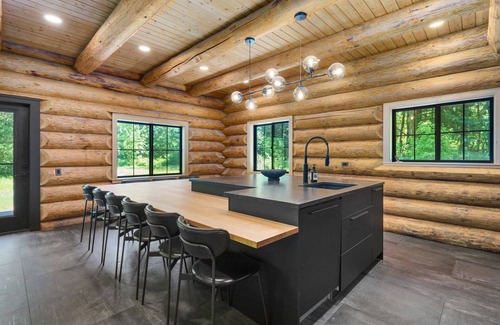Deming Maison | Avlägsen Chalet: Modern Scandinavian Retreat w/ Hot Tub near Mt. Baker Ski Area