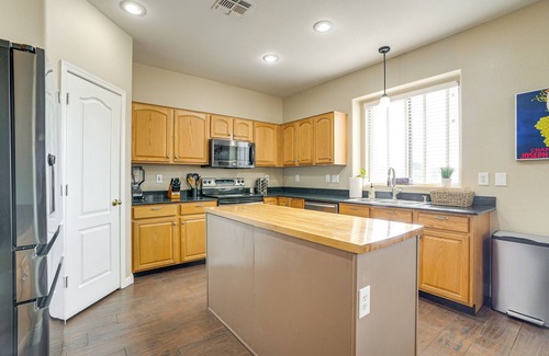 Crystal Gardens Maison | Avondale Abode: Pool, Lake Views & On-Site Fishing