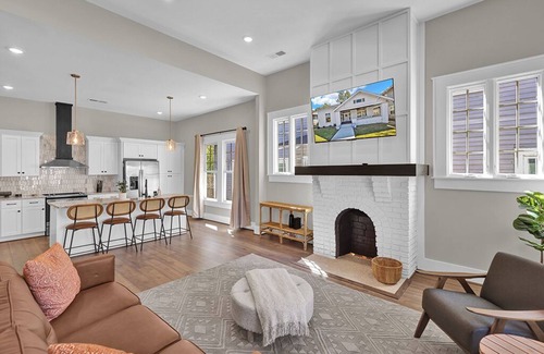 Forest Park Maison | Avondale Charmer-Comfort & Style