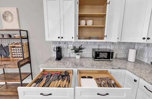 Forest Park Maison | Avondale Charmer-Comfort & Style