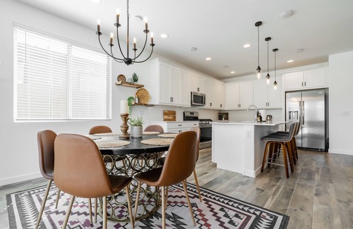 Tolleson Maison | Avondale Home - Modern Mountain View Oasis NEW Private Jacuzzi & Pool!