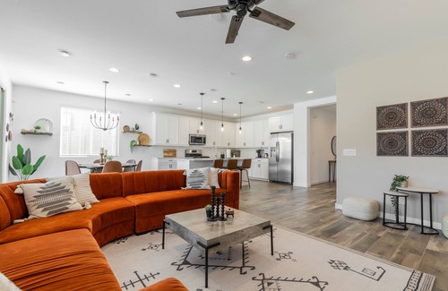 Tolleson Maison | Avondale Home - Modern Mountain View Oasis NEW Private Jacuzzi & Pool!
