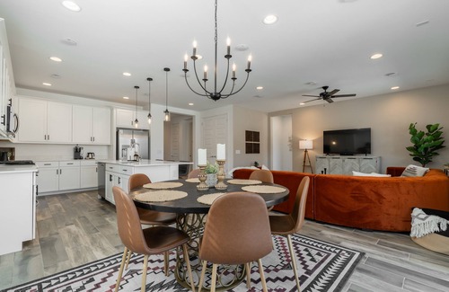 Tolleson Maison | Avondale Home - Modern Mountain View Oasis NEW Private Jacuzzi & Pool!