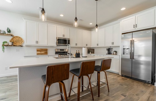 Tolleson Maison | Avondale Home - Modern Mountain View Oasis NEW Private Jacuzzi & Pool!