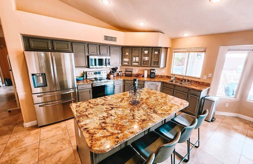 Avondale Maison | Avondale Pool Amazing Backyard Perfect for working crews and mid term stays