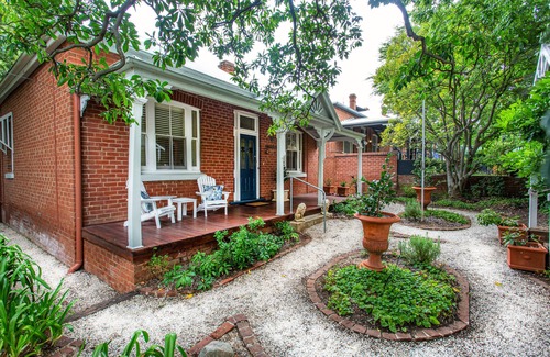 Cowra Maison | Avonleigh - Beautiful 3 Bedroom Home. Lovely Garden one block from town centre